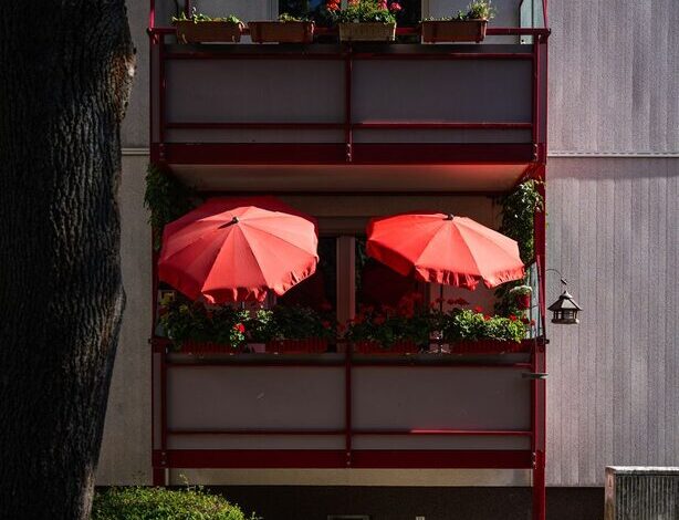 Balkon pełen roślin i wygodnego odpoczynku